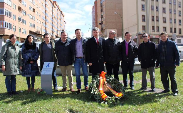 El alcalde y varios concejales encabezaron el homenaje a las víctimas del 11-M