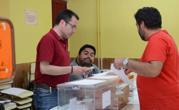 Recibiendo los votos por correo en las elecciones generales de junio de 2016 en Guijuelo (Salamanca). 