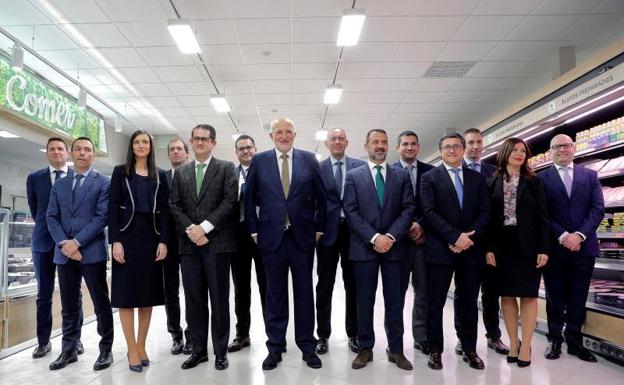 l presidente de Mercadona, Juan Roig (c), posa junto a su equipo directivo tras presentar los resultados económicos de la compañía.