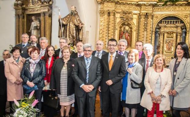 La cofradía del Santo, con el alcalde de Viloria, José Ignacio San Román, y el presidente del Citop, Carlos Dueñas.