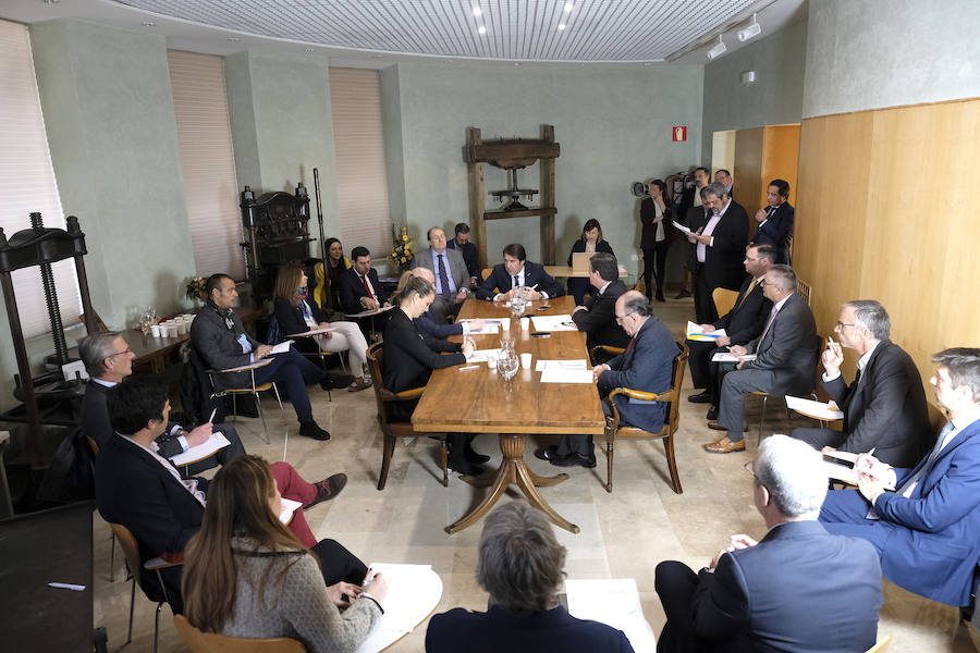 El Norte de Castilla y la Fundación Ecolec celebraron este lunes un coloquio en el que participaron representantes de los sectores público y privado para hablar sobre los retos y responsabilidades que plantea el nuevo paradigma de la economía circular.