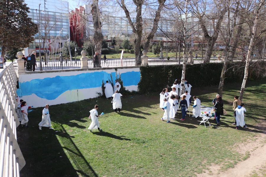 Fotos: Alumnos del colegio Río Arlanzón comienzan a pintar un mural en el río con la Niña Vero