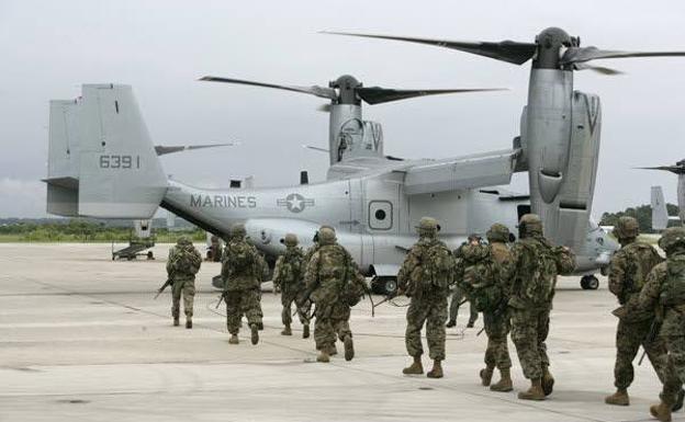 Embarque de marines americanos de una aeronave 'Osprey'. 