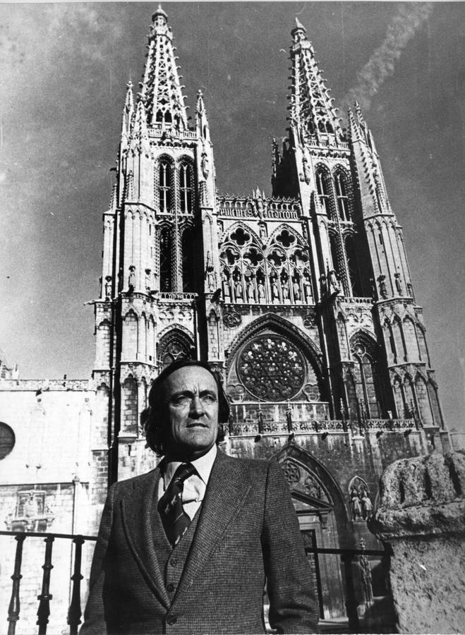 Félix era un castellano recio. Con orgullo quiso fotografiarse ante la Catedral de Burgos, provincia donde nació. Era un gran enamorado de su tierra natal.