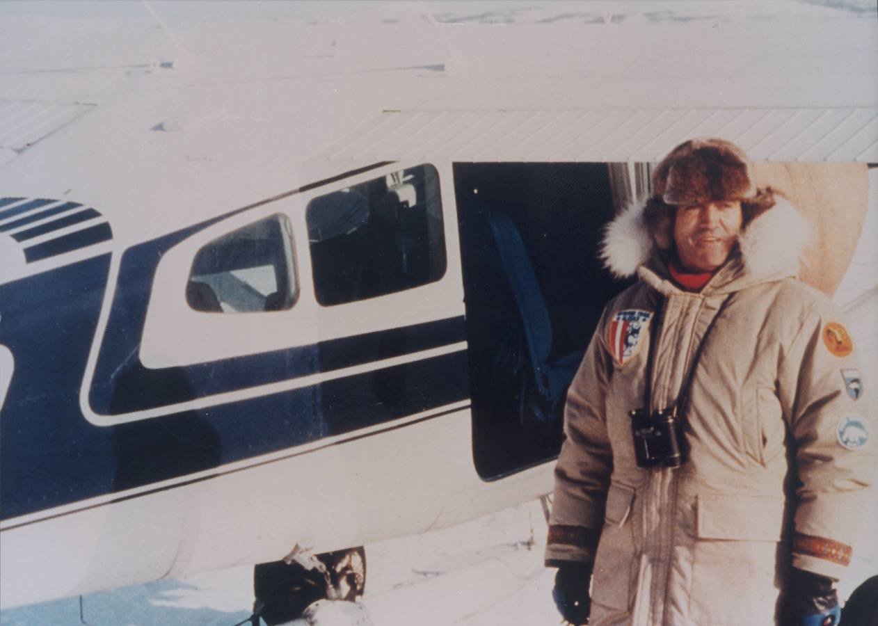 Posando junto a su avioneta.