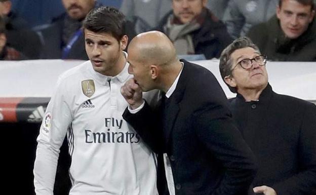 Morata y Zidane, charlando antes de que el delantero entre al terreno de juego durante su etapa en el Real Madrid.