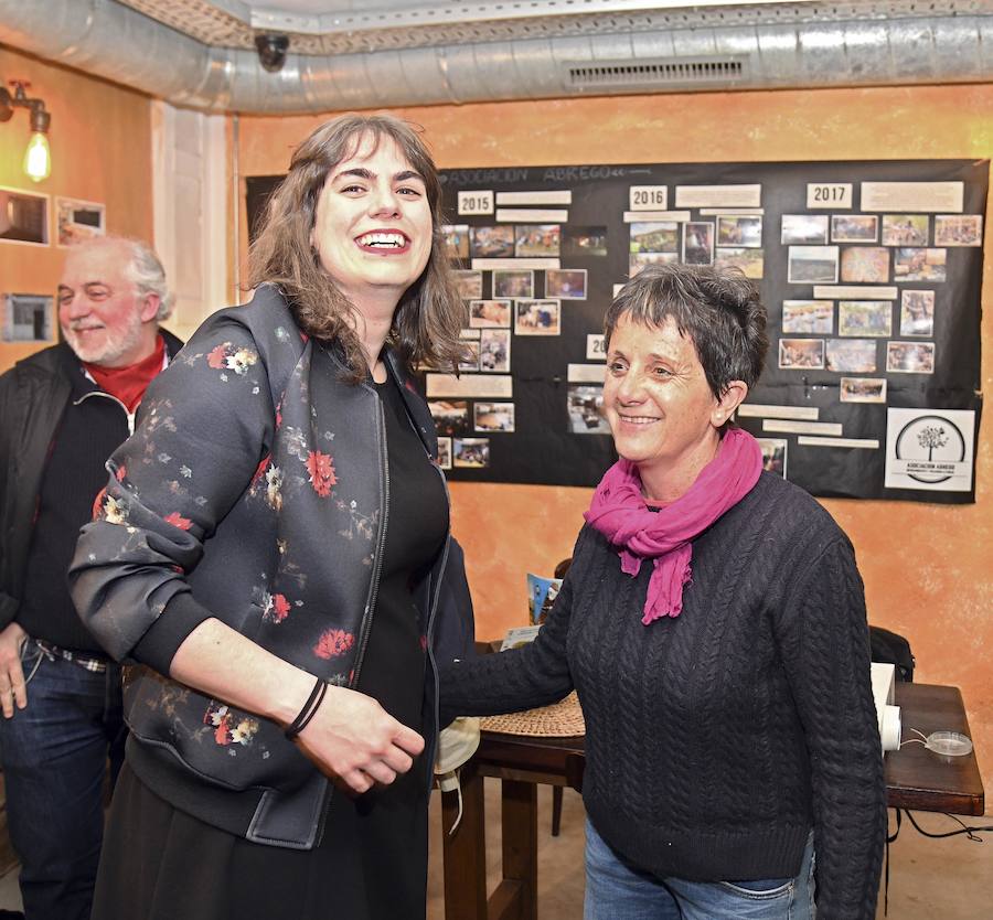 Eugenia Sáez (izquierda en la foto) junto a María José Tajadura, portavoz del comité electoral. 