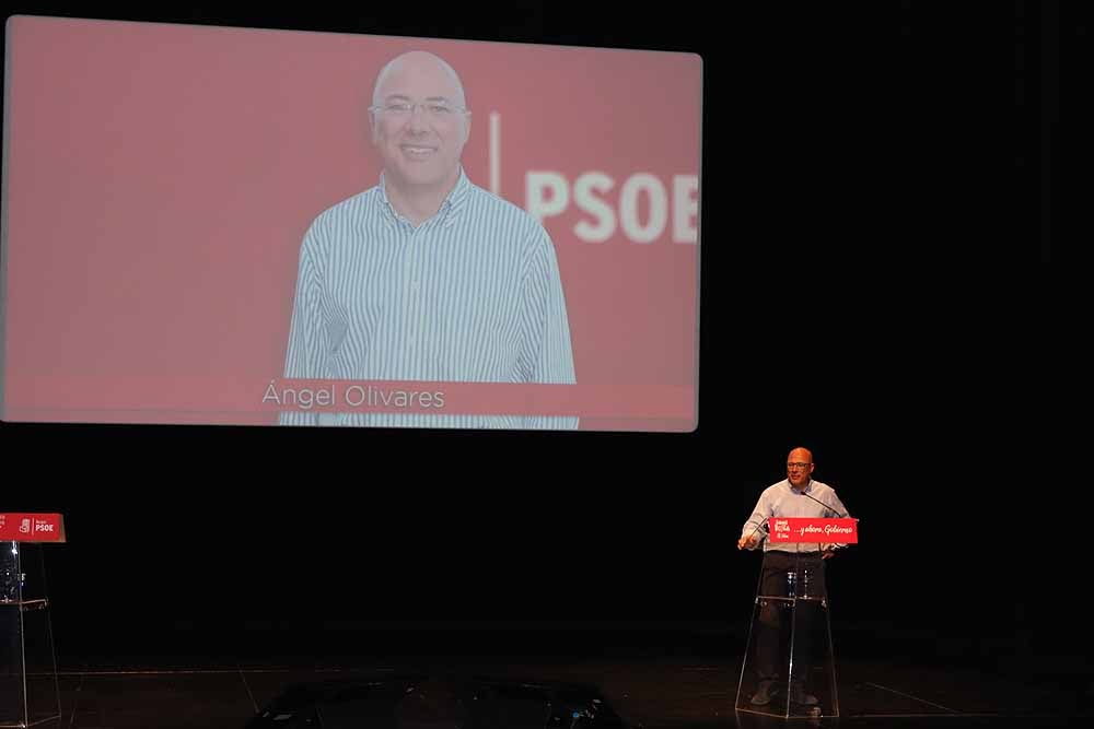 El candidato socialista a la Alcaldía de Burgos, Daniel de la Rosa, ha estado arropado en la presentación oficial de la lista del PSOE al Ayuntamiento por Ángel Olivares, Luis Tudanca y Patxi López.