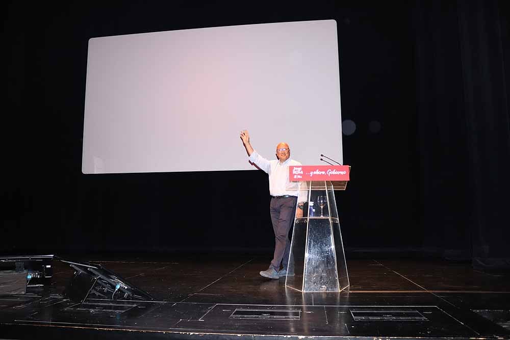 El candidato socialista a la Alcaldía de Burgos, Daniel de la Rosa, ha estado arropado en la presentación oficial de la lista del PSOE al Ayuntamiento por Ángel Olivares, Luis Tudanca y Patxi López.