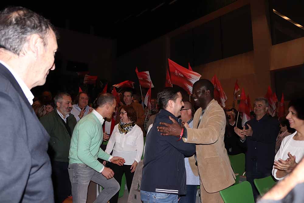 El candidato socialista a la Alcaldía de Burgos, Daniel de la Rosa, ha estado arropado en la presentación oficial de la lista del PSOE al Ayuntamiento por Ángel Olivares, Luis Tudanca y Patxi López.