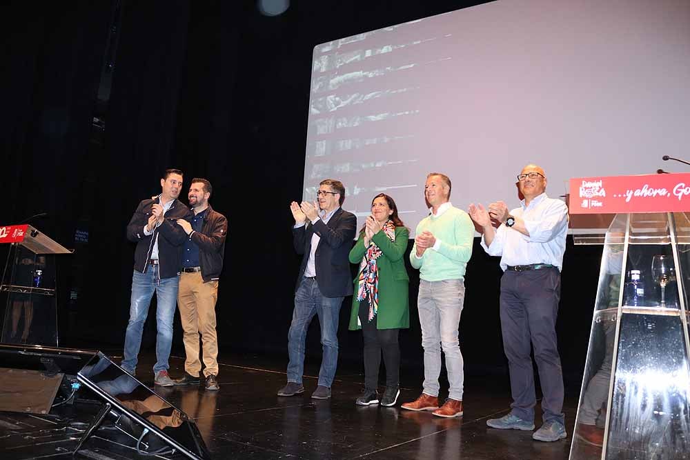 El candidato socialista a la Alcaldía de Burgos, Daniel de la Rosa, ha estado arropado en la presentación oficial de la lista del PSOE al Ayuntamiento por Ángel Olivares, Luis Tudanca y Patxi López.