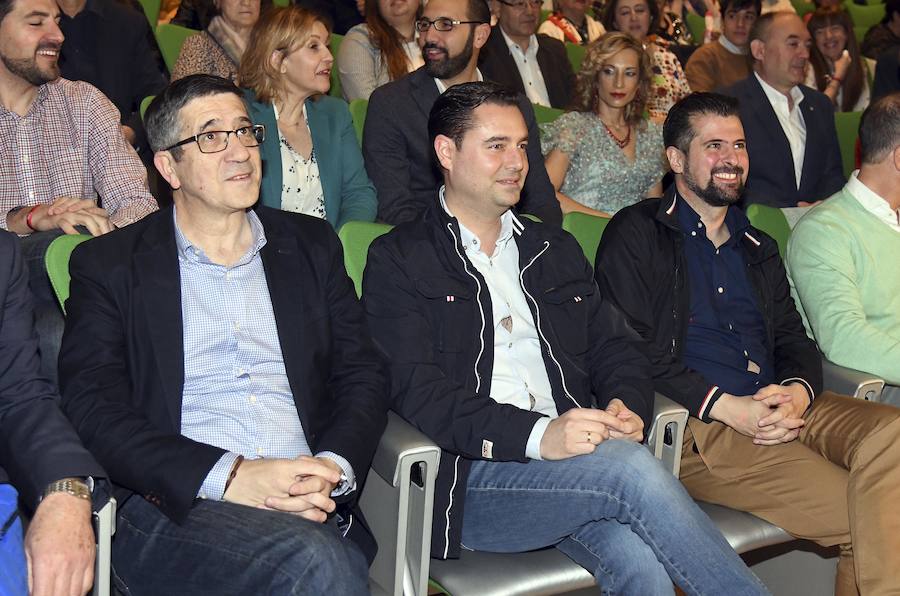 El candidato socialista a la Alcaldía de Burgos, Daniel de la Rosa, ha estado arropado en la presentación oficial de la lista del PSOE al Ayuntamiento por Ángel Olivares, Luis Tudanca y Patxi López.