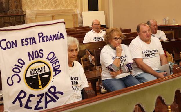 Miembros de la Asociación de Vecinos La Hidesilla en un pleno de la Diputación.