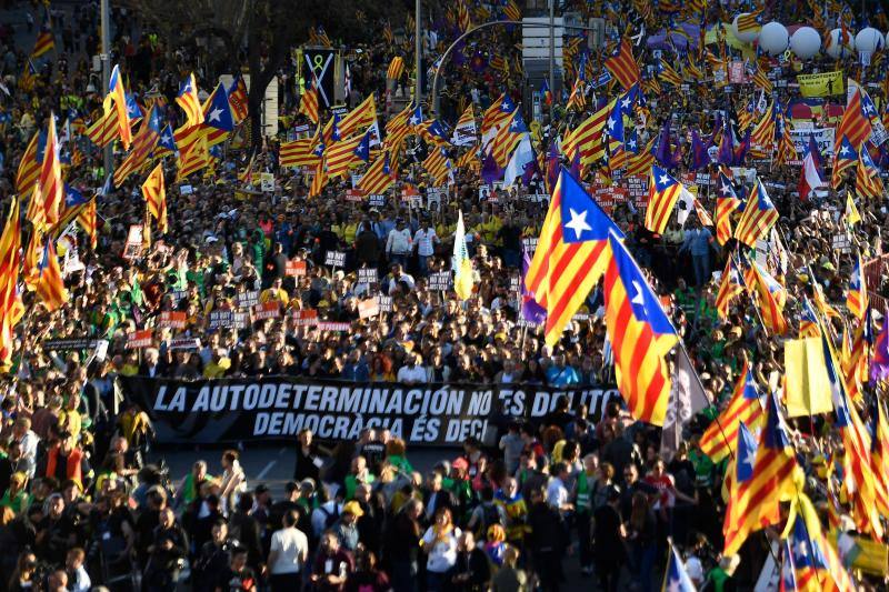 Colectivos independentistas catalanes se han concentrado este sábado en Madrid para pedir la liberta de los líderes políticos juzgados por el 'procés'.