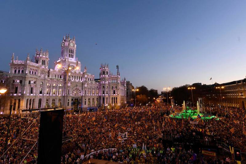 Colectivos independentistas catalanes se han concentrado este sábado en Madrid para pedir la liberta de los líderes políticos juzgados por el 'procés'.