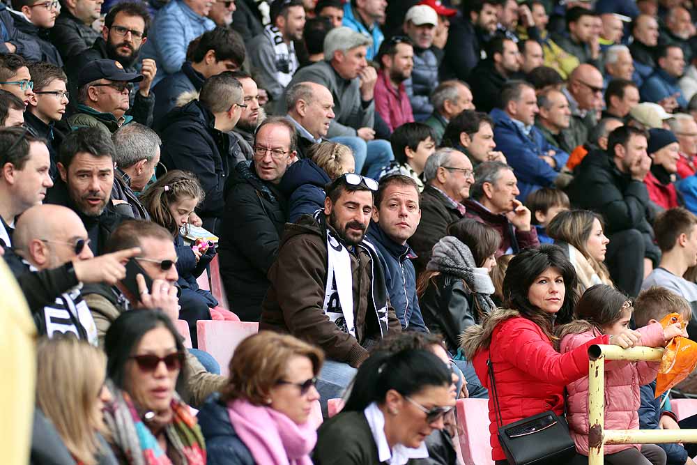 Fotos: Si has estado viendo al Burgos CF contra la UD Las Palmas Atlético búscate