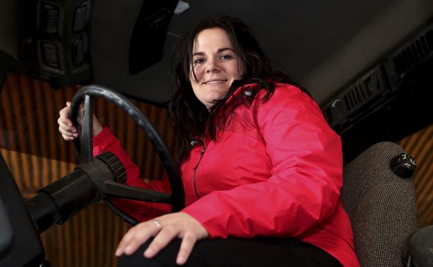 La agricultora soriana Ana Pastor, en su tractor.