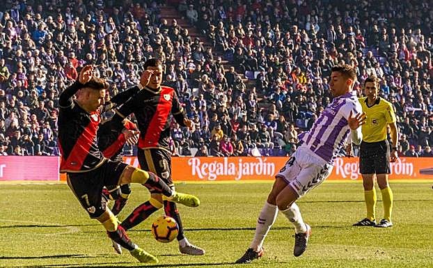 El centrocampista del Valladolid Rubén Alcaraz (d) y el defensa del Rayo Vallecano Alberto Moreno.