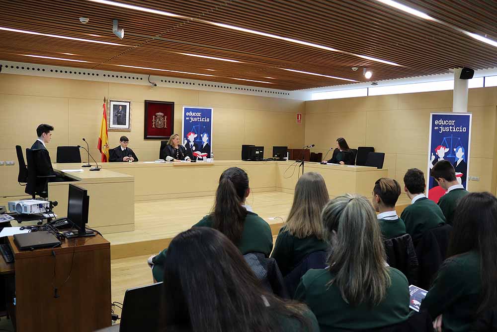 El centro educativo Campolara de Burgos inaugura la nueva programación de Educar en justicia, que arrancará el próximo 29 de marzo, con juicios simulados en todas las Audiencias Provinciales de Castilla y León