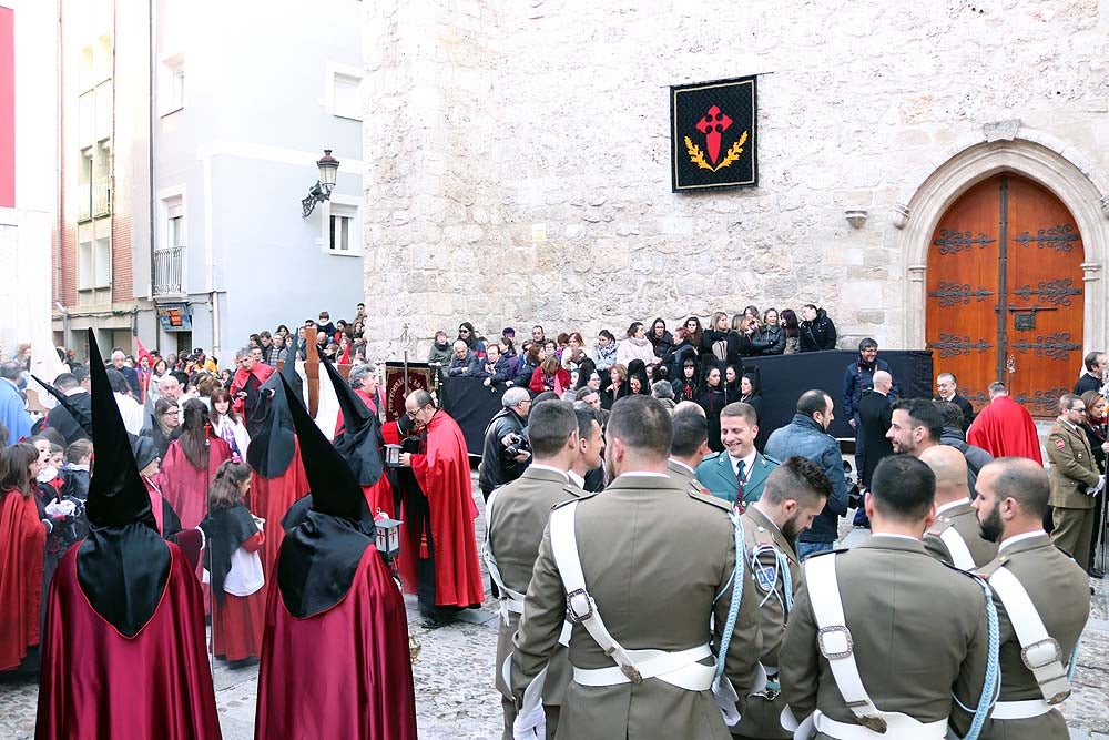 La Cofradía de Nuestra Señora de la Soledad y de Santiago organiza su procesión durante el Sábado Santo, en la que desfila la talla 'Nuestra Señora de la Soledad'.