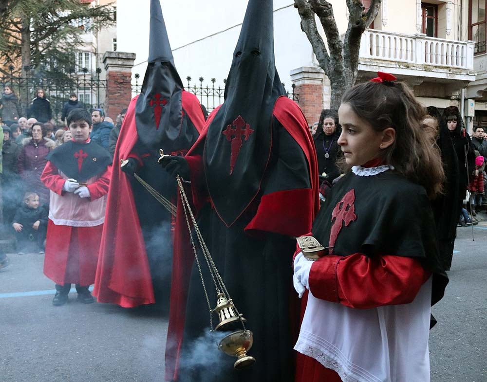 La Cofradía de Nuestra Señora de la Soledad y de Santiago organiza su procesión durante el Sábado Santo, en la que desfila la talla 'Nuestra Señora de la Soledad'.