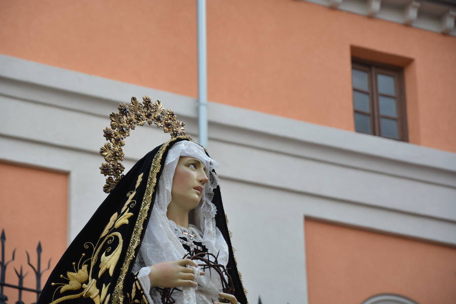 La Cofradía de Nuestra Señora de la Soledad y de Santiago organiza su procesión durante el Sábado Santo, en la que desfila la talla 'Nuestra Señora de la Soledad'.