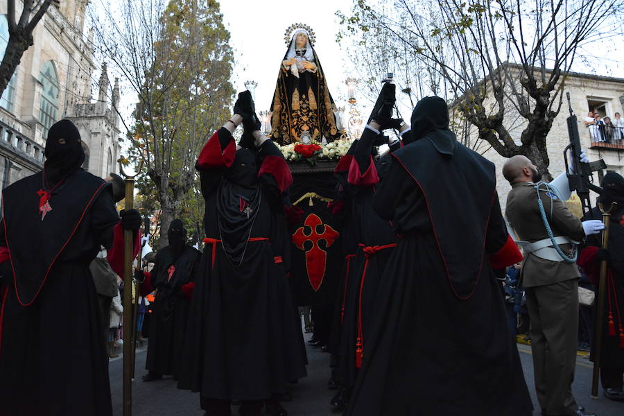 La Cofradía de Nuestra Señora de la Soledad y de Santiago organiza su procesión durante el Sábado Santo, en la que desfila la talla 'Nuestra Señora de la Soledad'.