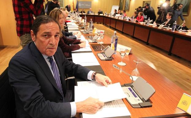 El consejero de Sanidad, Antonio María Sáez, en la reunión con la ministra y los consejeros. :: Lázaro- ICAL