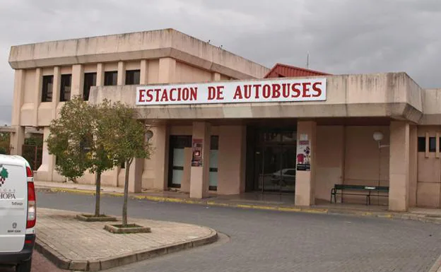 La estación de autobuses de Aranda de Duero recibe críticas por las múltiples deficiencias que atesora. 