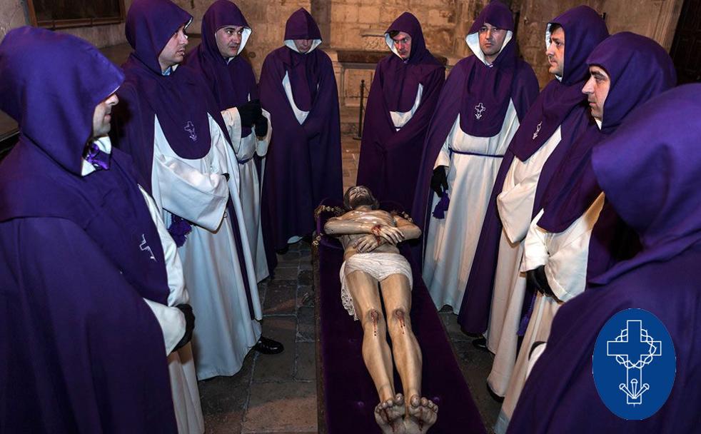 Hermanos del Santo Sepulcro de la ciudad del Burgos junto a la talla del 'Cristo yacente'.