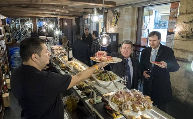 El presidente de la Diputación de Burgos, César Rico, y el alcalde de la ciudad, Javier Lacalle, se disponen a degustar una alpargata en el restaurante Rimbombín de la capital. 