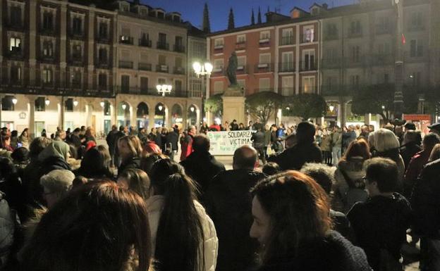 Imagen principal - Cientos de personas se solidarizan en Burgos con las víctimas de Nueva Zelanda