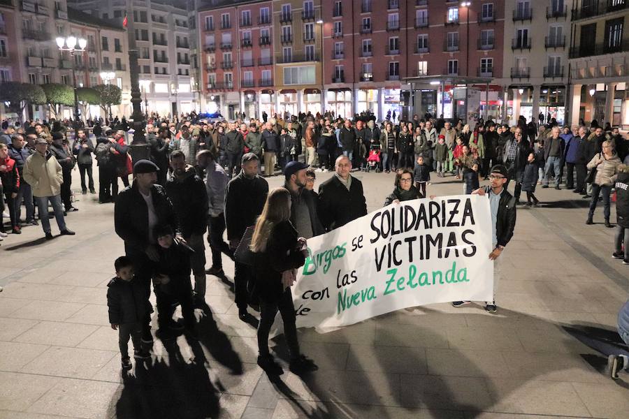 Cientos de personas se han congregado en Burgos para mostrar su solidaridad a las víctimas del ataque terrorista de Nueva Zelanda. 