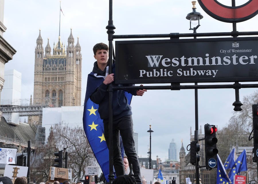 Un millón de británicos, según los organizadores, procedentes de las islas escocesas, de Bristol, Mánchester o Leeds se han manifestado por el centro de Londres para exigir que se celebre un segundo referéndum sobre el 'Brexit'.