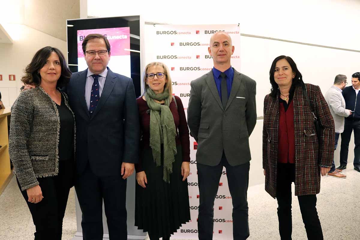 Marta Arroyo (alcaldesa de Salas de los Infantes), Salvador de Foronda (concejal de Hacienda del Ayuntamiento de Burgos, Emiliana Molero (secretaria general de FAE) , José Miguel García (vicerrector de Investigación y Transferencia del Conocimiento de la UBU) y Conchita Gárate (Conchita Gárate, directora gerente de Autismo Burgos). 