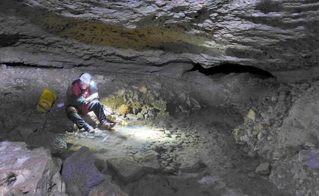 Uno de los miembros del equipo técnico durante la exploración de Cueva Román de Clunia. Toma de muestras químicas y biológicas para su análisis.