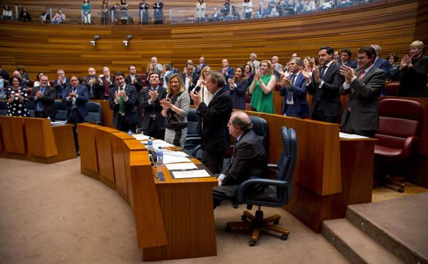 Juan Vicente Herrera recibe los aplausos de todos los grupos tras su última intervención en las Cortes.