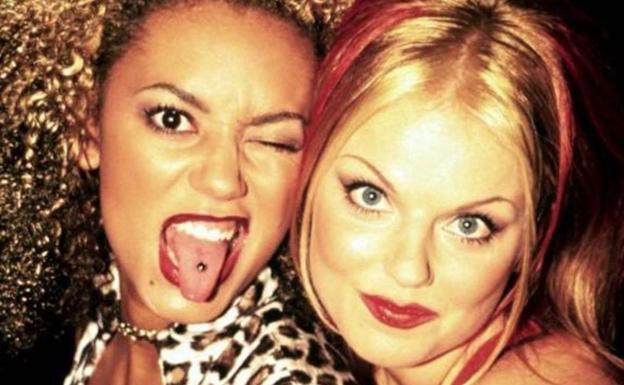 Melanie Brown (Mel B) y Geri Halliwell, componentes de las Spice Girls.