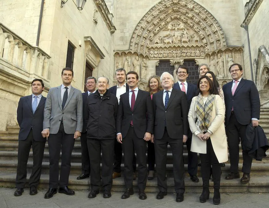 El candidato del PP a la Presidencia del Gobierno ha visitado la Catedral de Burgos, para conocer el VIII Centenario, antes de acudir al ciclo informativo 'Tus candidatos a fondo' con Alfonso Fernández Mañueco