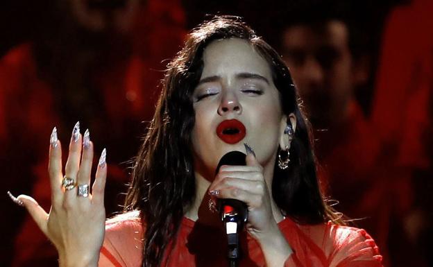 La cantante Rosalía durante su actuación en los Premios Goya 2019.