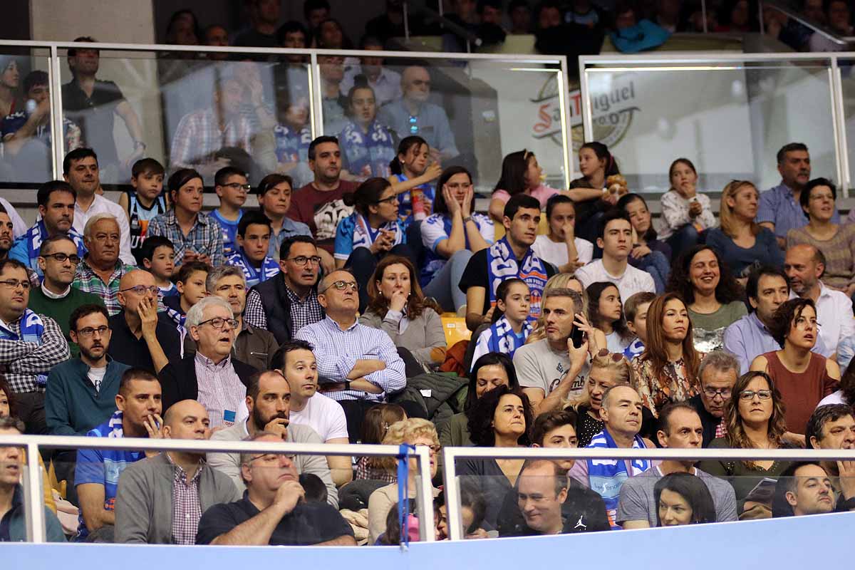 Fotos: Búscate entre el público del San Pablo Burgos-Monbus Obradoiro en en el Coliseum