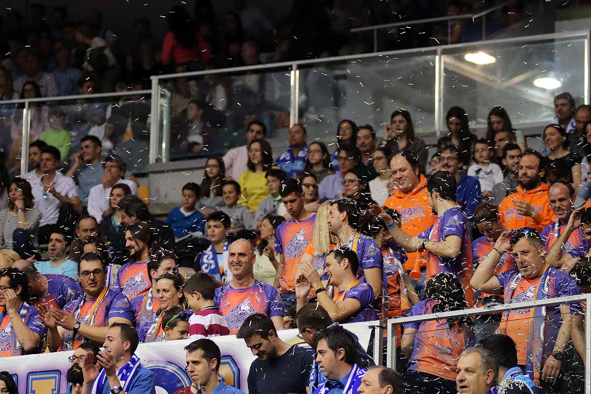 Fotos: Búscate entre el público del San Pablo Burgos-Monbus Obradoiro en en el Coliseum