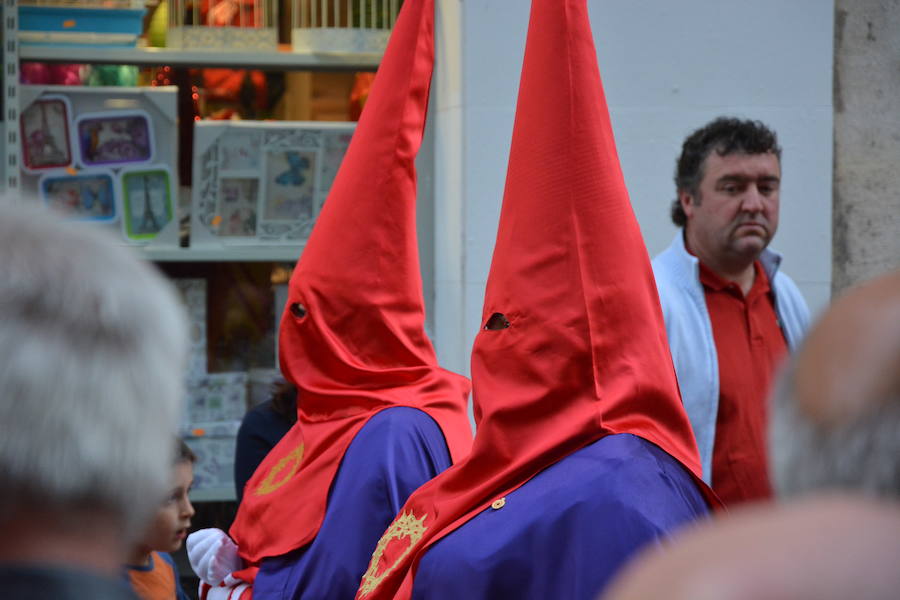 Dos cofrades vestidos con el hábito oficial.