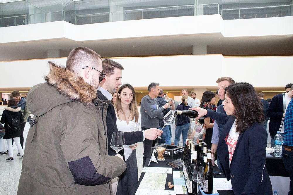 La quinta edición de 'El alma de los vinos únicos' se celebra en el Fórum Evolución de Burgos, con presencia de 124 bodegas, 72 de ellas extranjeras, y 1.500 asistentes