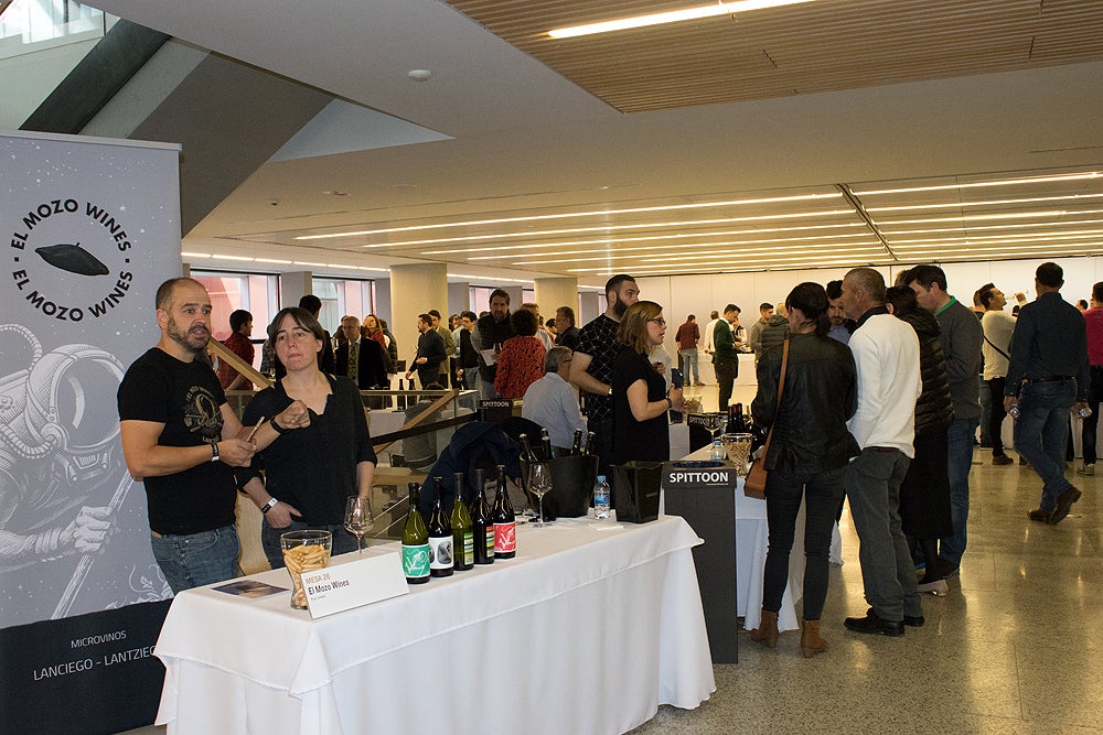 La quinta edición de 'El alma de los vinos únicos' se celebra en el Fórum Evolución de Burgos, con presencia de 124 bodegas, 72 de ellas extranjeras, y 1.500 asistentes