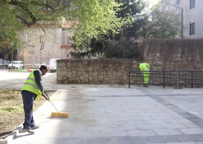 Imagen secundaria 1 - Aspecto del pasaje (arriba) y operarios haciendo los últimos retoques a la obra (abajo). 