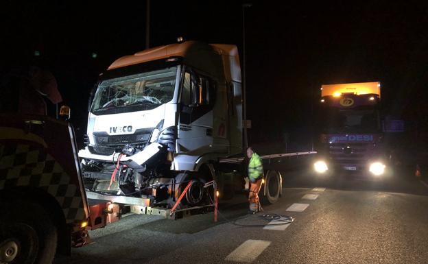 Una grúa de Grúas Desi se dispone a retirar uno de los camiones siniestrados en el accidente.