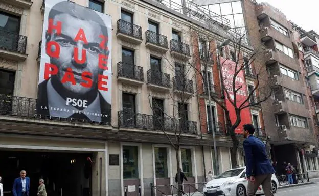 Fachada de la sede del PSOE en la calle Ferraz con el cartel y el lema de la campaña.