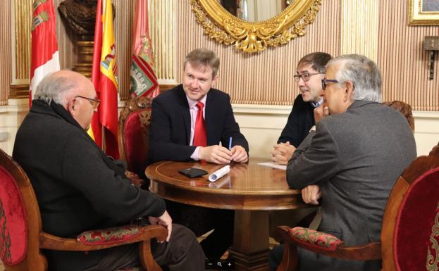 Los representantes de la Asociación de Amigos del Camino de Santiago se han reunido esta mañana con el alcalde de la capital, Javier Lacalle (segundo por la izquierda).