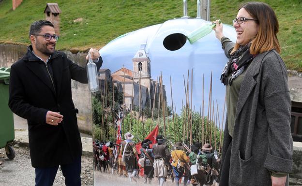 El gerente de Ecovidrio en Castilla y León, José Carlos Agustina y la alcaldesa de Lerma, Celia Izquierdo, ante uno de los contenedores vinilados. 